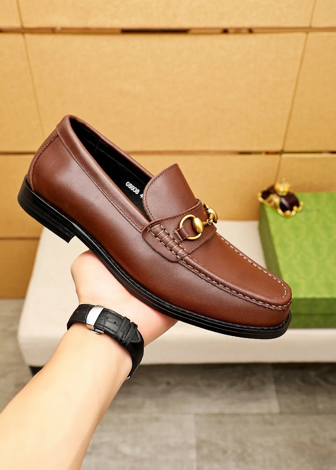 Men's shoes 💰460 💐 Product trademark: GUCCI "Gucci" casual leather shoes Regular size: 38-44 (45🉑️customized) Product materials: Selected imported first-layer calfskin upper + luxury hardware buckle, imported water-dyed cowhide leather lining. Strong three-dimensional visual effect, original combination outsole Color: 3⃣️colors available